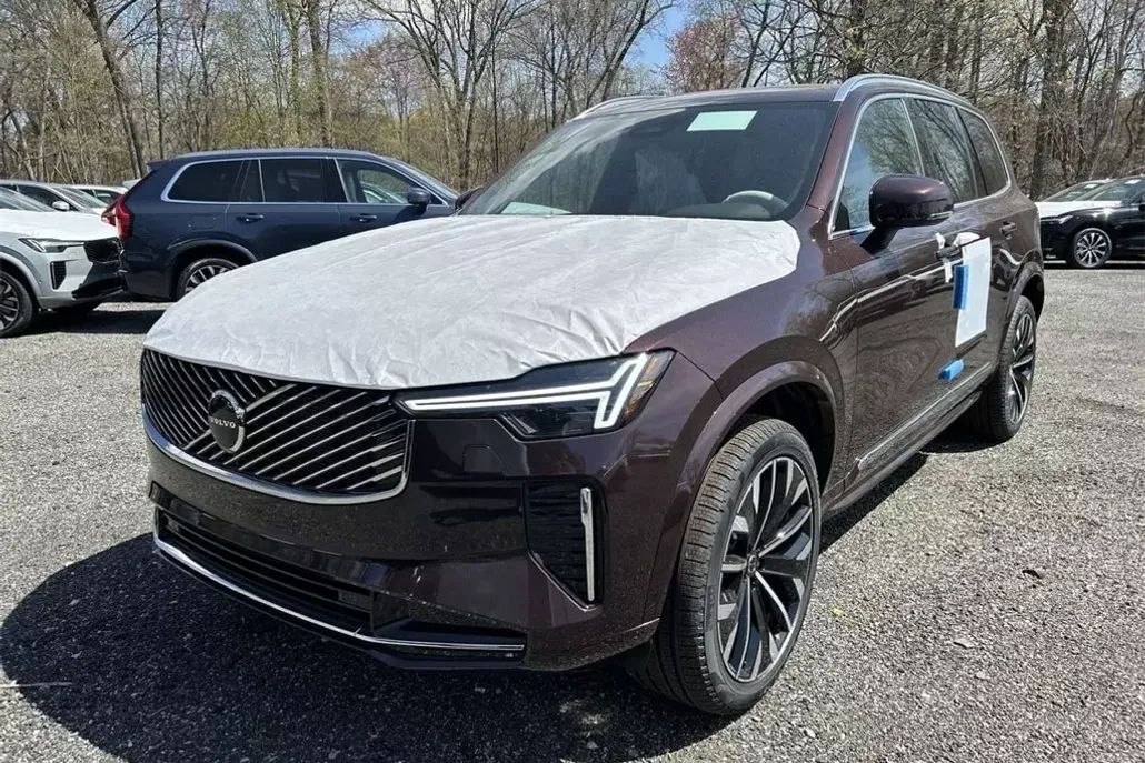 2025 Volvo XC90 B5 Core photo 1
