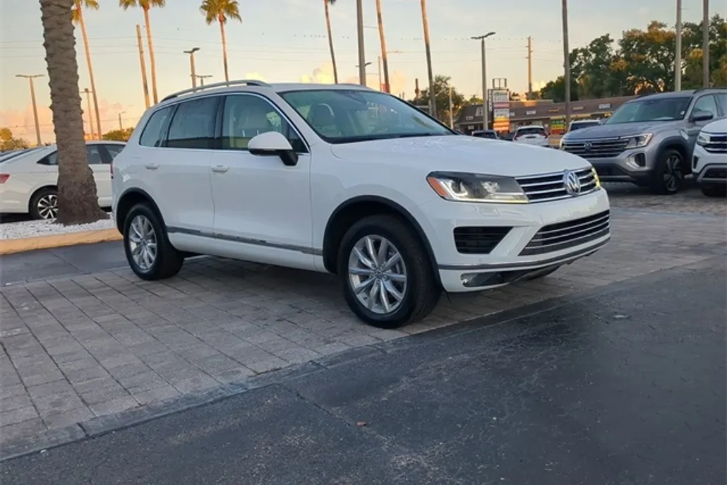 2016 Volkswagen Touareg FSI Sport Lux Executive photo 1