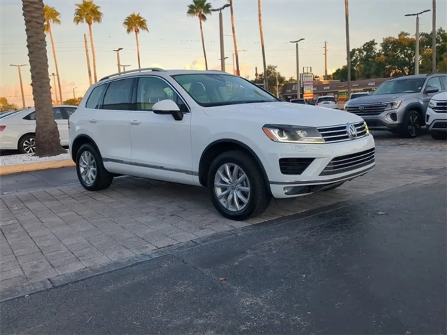 2016 Volkswagen Touareg FSI Sport Lux Executive photo 1