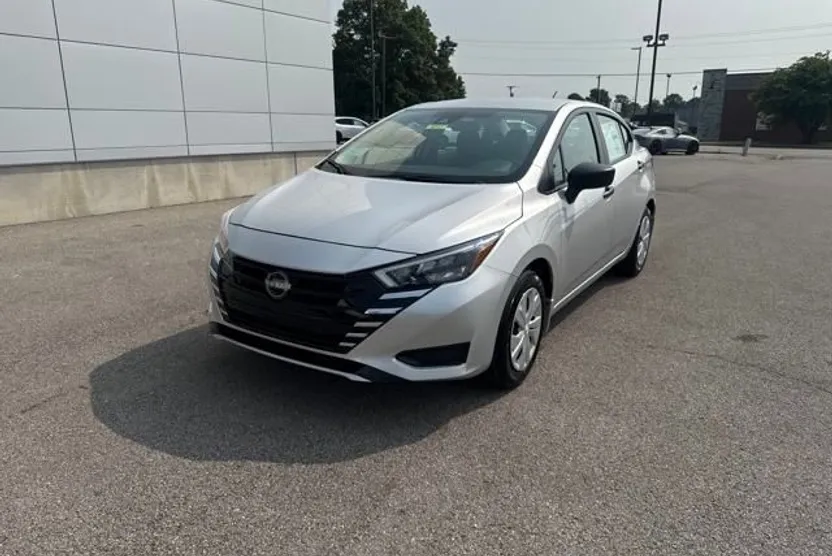 2025 Nissan Versa 1.6 S photo 1