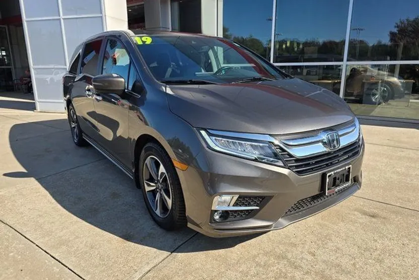 2019 Honda Odyssey Touring photo 1