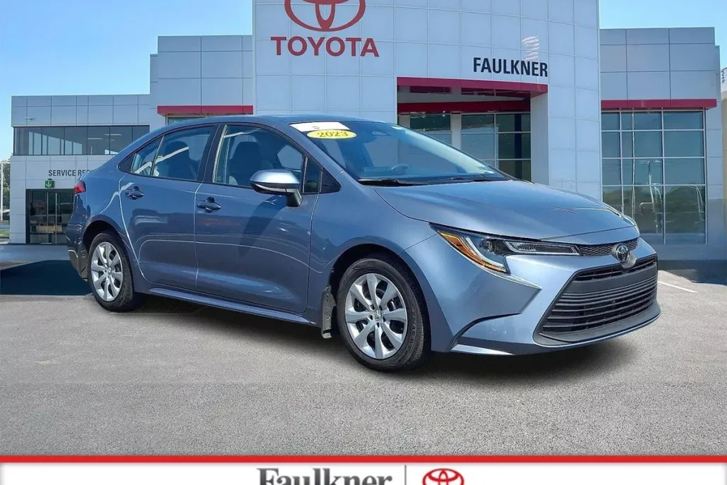2023 Toyota Corolla LE photo 1