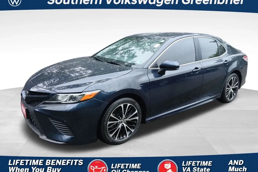 2020 Toyota Camry SE photo 1