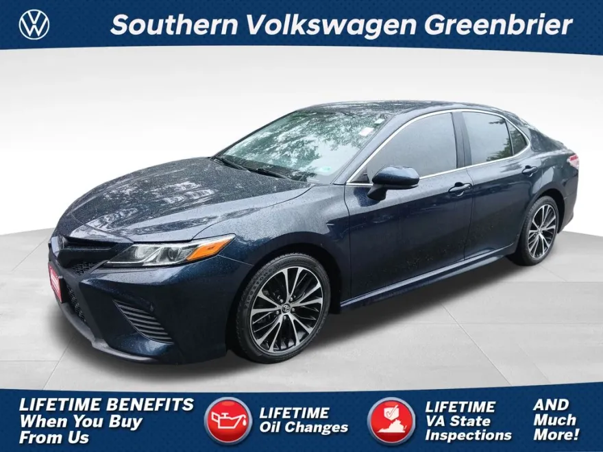 2020 Toyota Camry SE photo 1