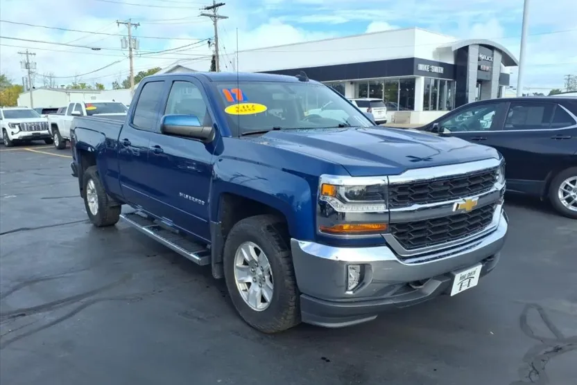2017 Chevrolet Silverado 1500 LT photo 1