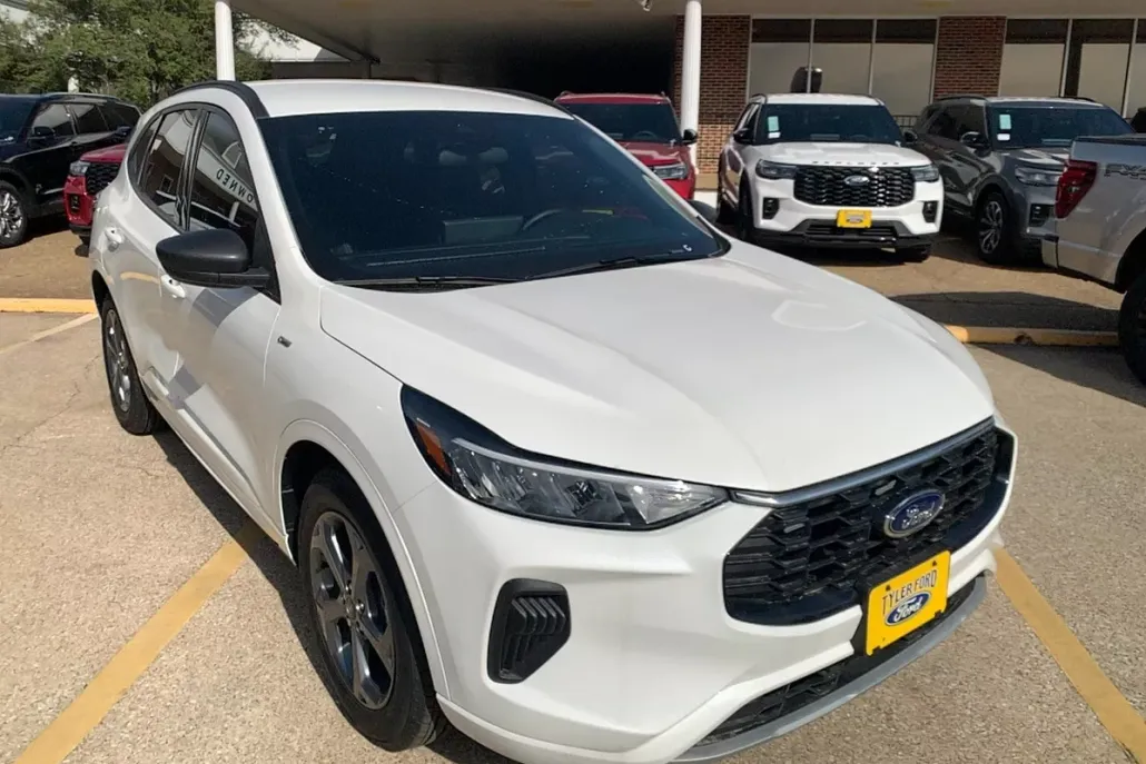 2024 Ford Escape ST-Line photo 1