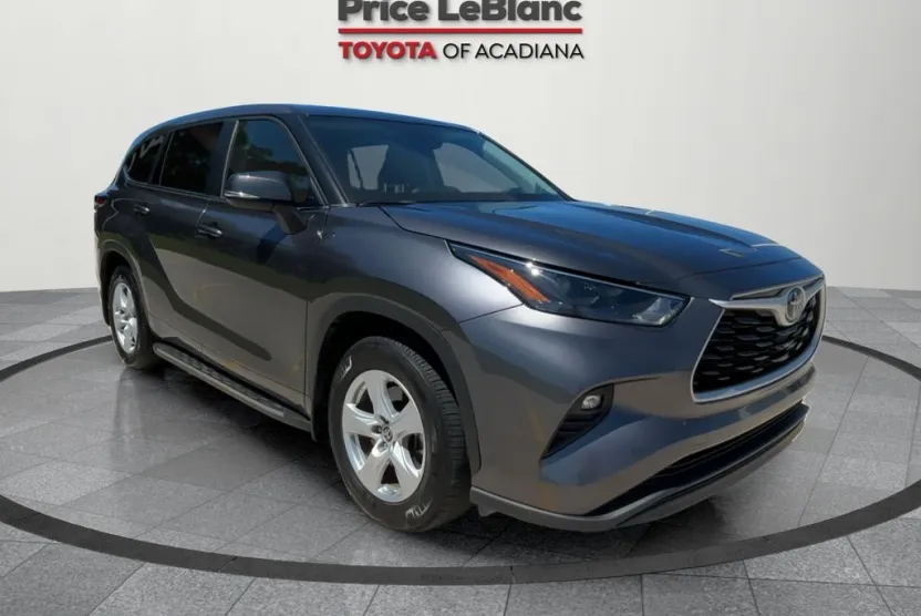2024 Toyota Highlander LE photo 1