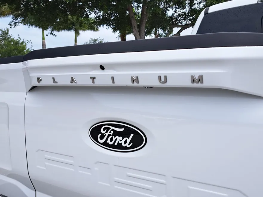 2025 Ford F-150 Platinum photo 1