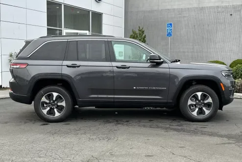 2024 Jeep Cherokee Base 4xe photo 2