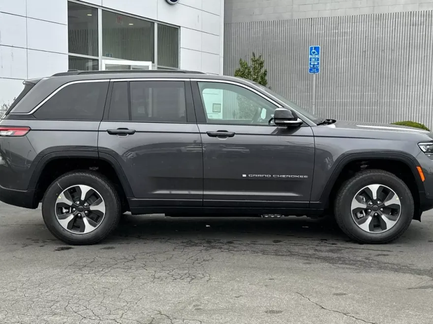 2024 Jeep Cherokee Base 4xe photo 2