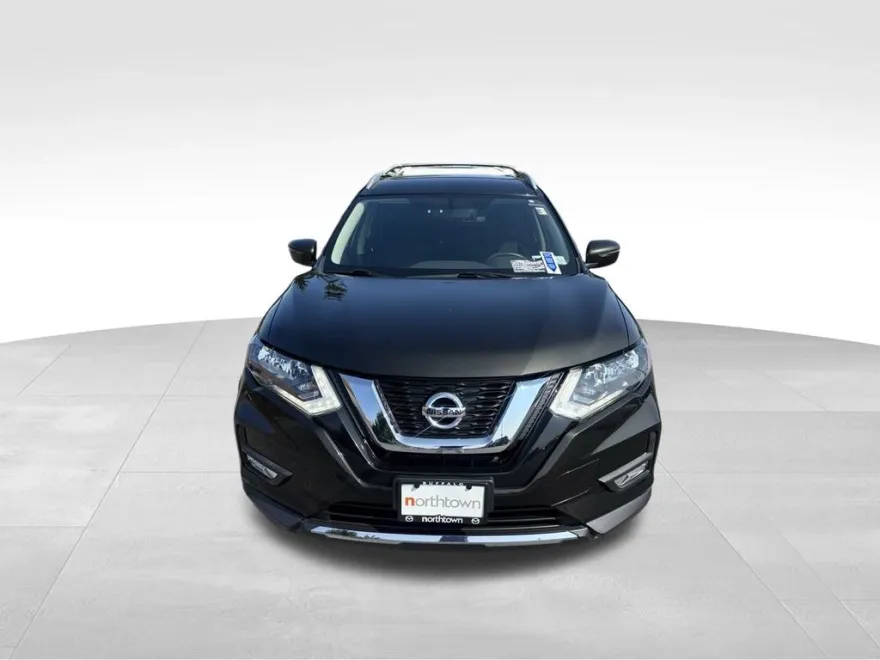 2017 Nissan Rogue SV photo 2