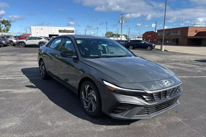 2025 Hyundai Elantra SEL Sport photo 1