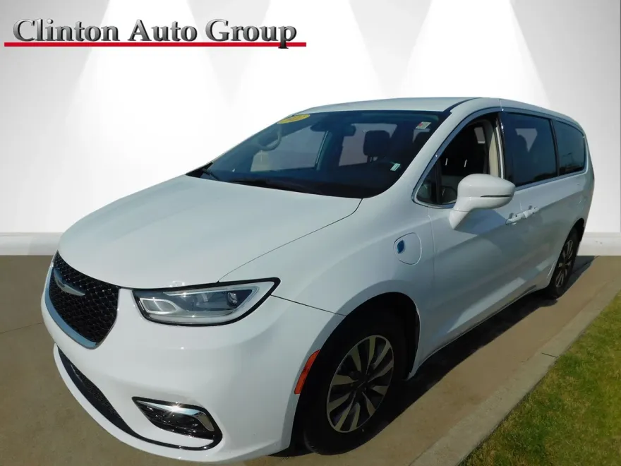 2022 Chrysler Pacifica Hybrid Touring L photo 1