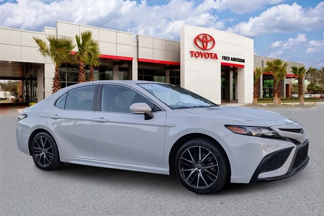 2022 Toyota Camry SE photo 1