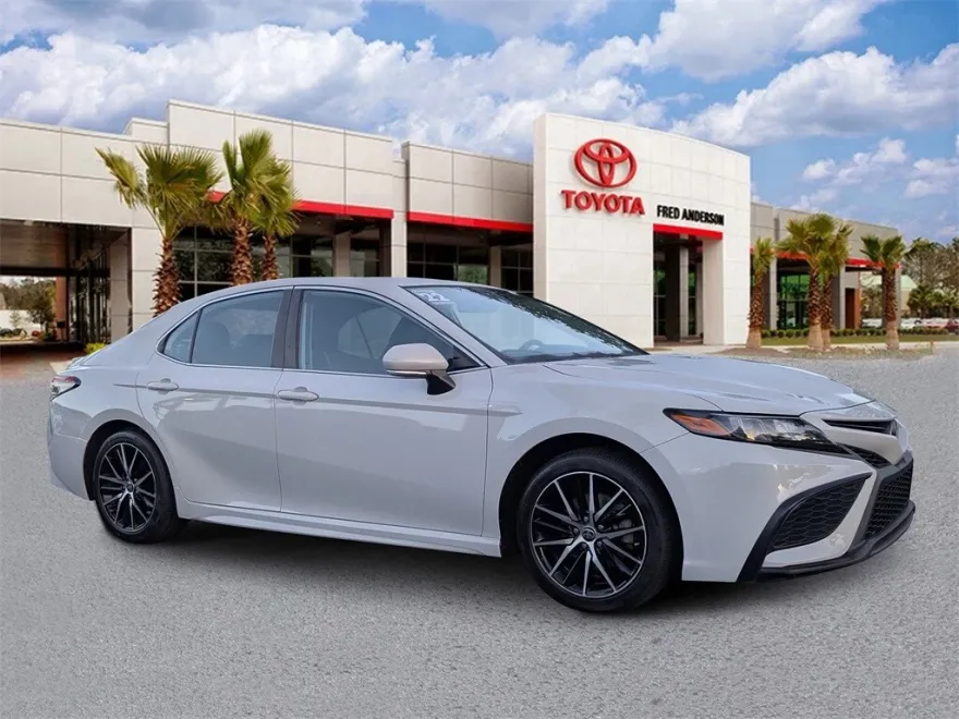 2022 Toyota Camry SE photo 1