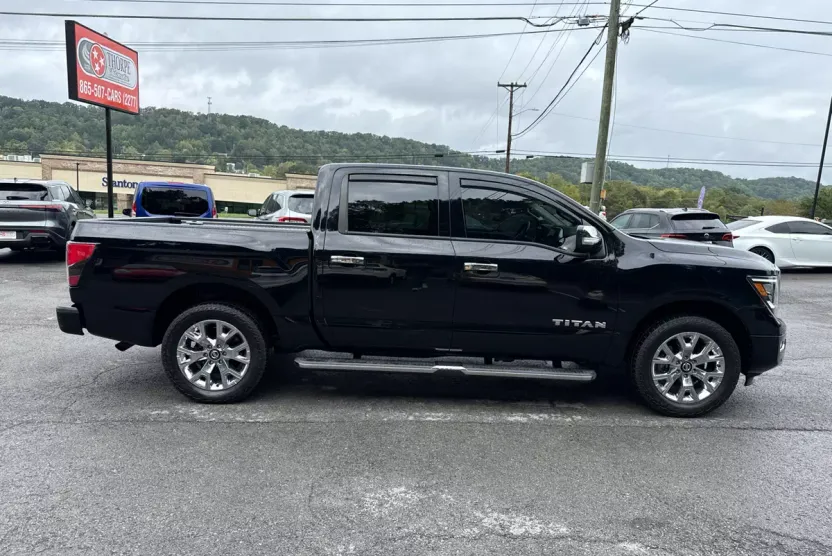 2021 Nissan Titan SL Crew Cab photo 1