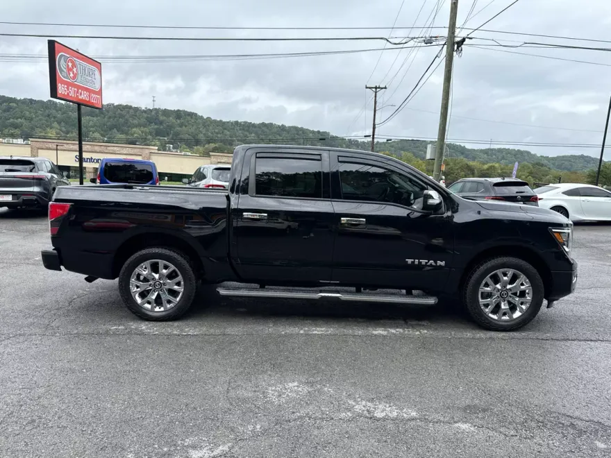 2021 Nissan Titan SL Crew Cab photo 1