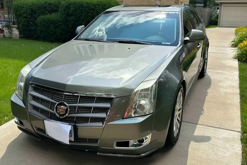 2010 Cadillac CTS Wagon Premium photo 1