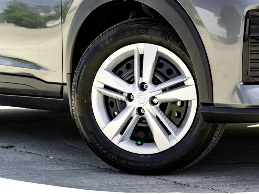 2025 Nissan Kicks Play S photo 1