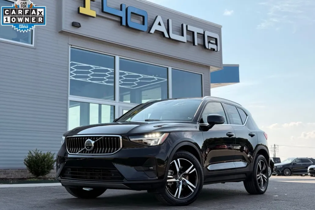 2023 Volvo XC40 Plus photo 1