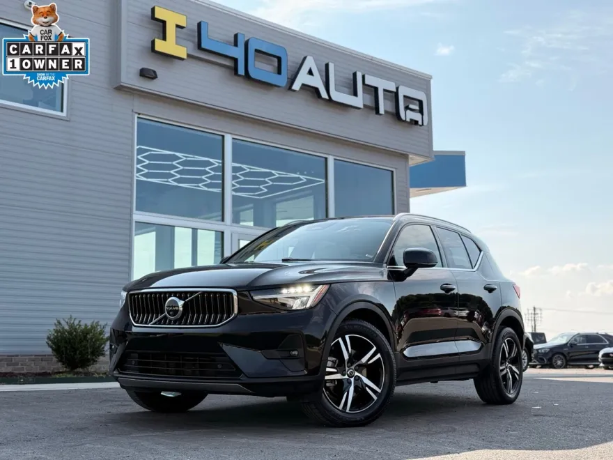 2023 Volvo XC40 Plus photo 1