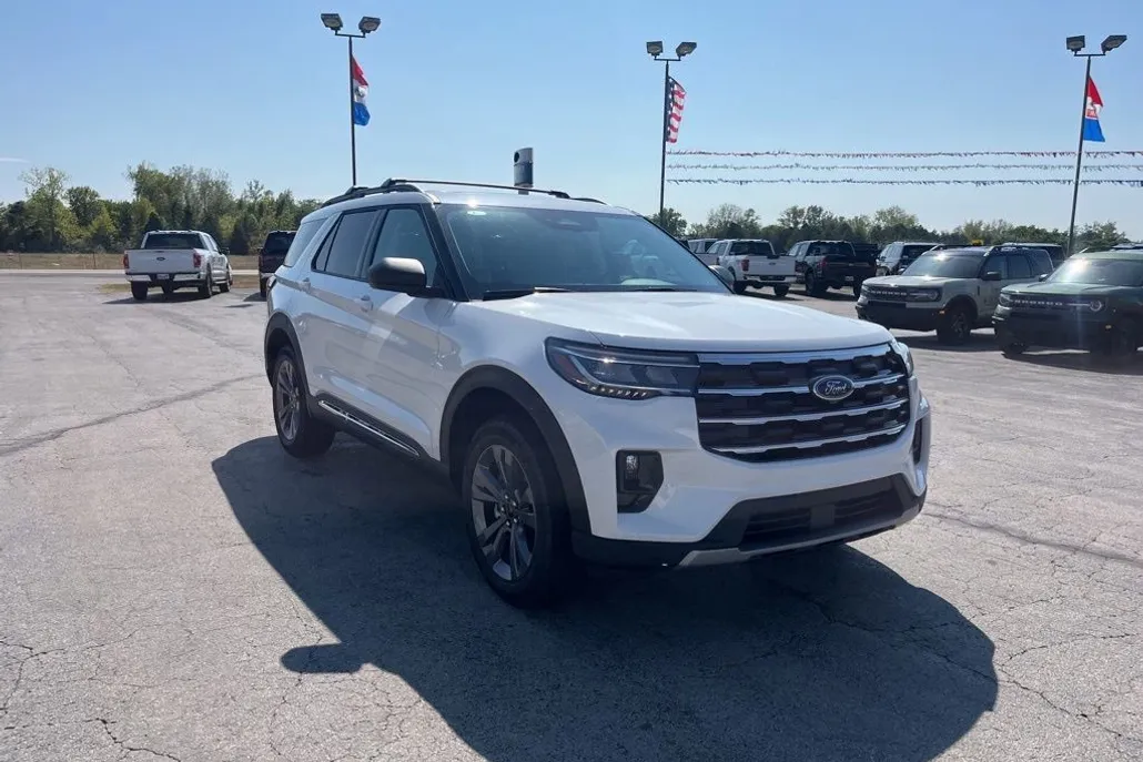 2025 Ford Explorer photo 1