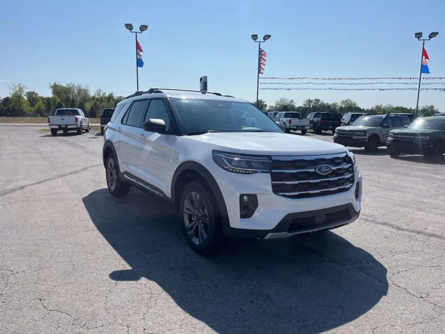 2025 Ford Explorer photo 1