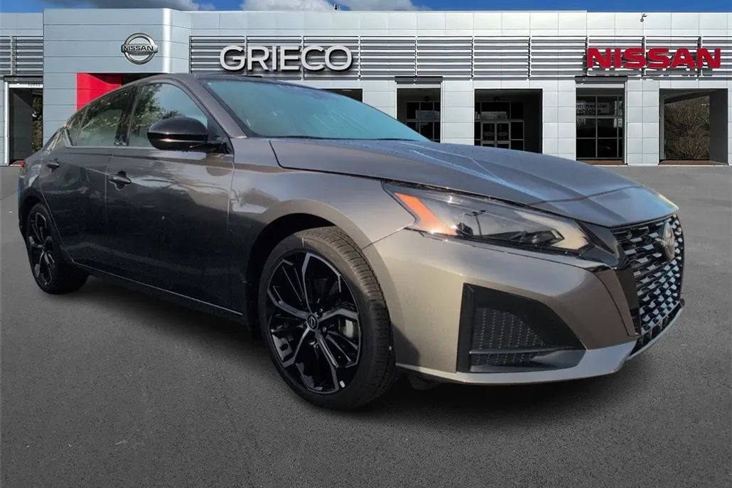 2025 Nissan Altima SR photo 1