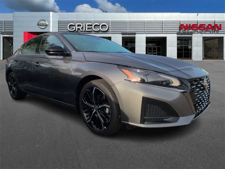 2025 Nissan Altima SR photo 1