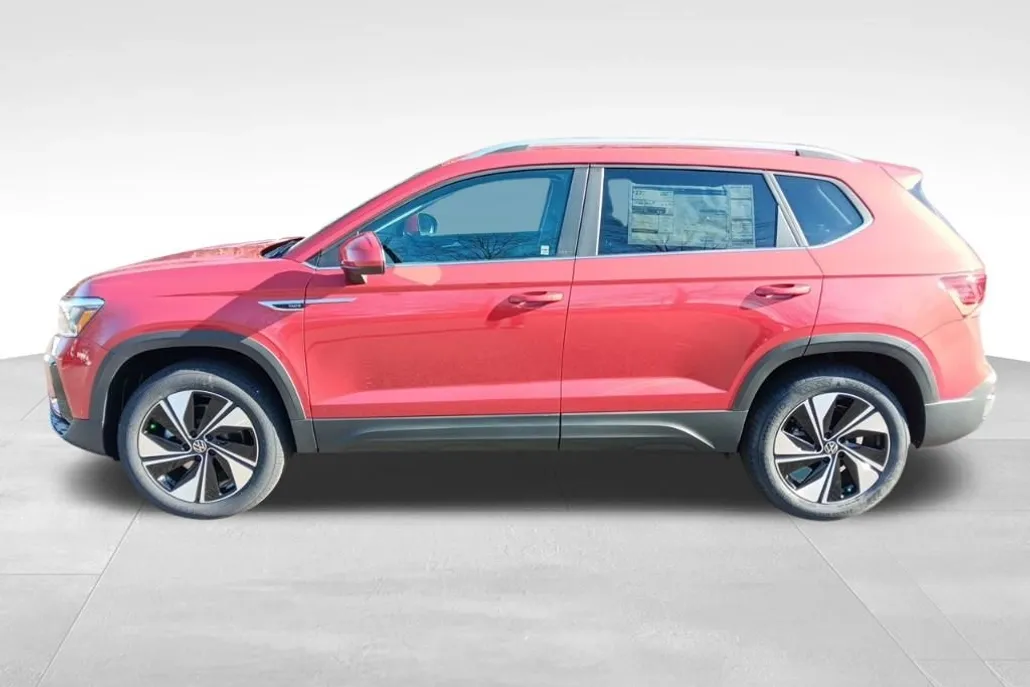 2024 Volkswagen Taos SE photo 1