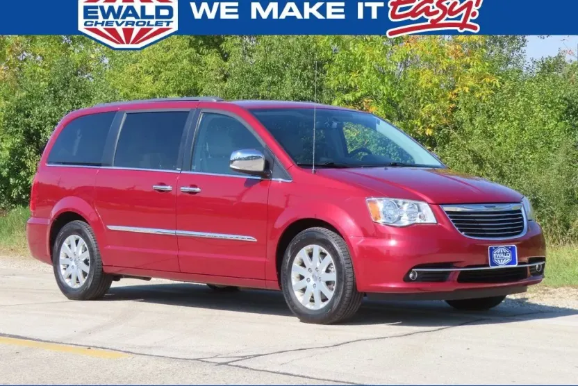 2012 Chrysler Town & Country photo 1