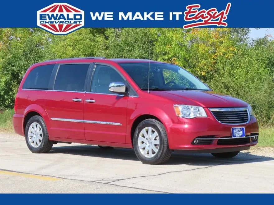 2012 Chrysler Town & Country photo 1