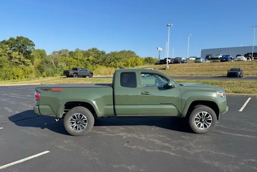 2022 Toyota Tacoma SR5 photo 1