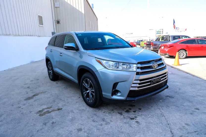 2019 Toyota Highlander LE photo 1