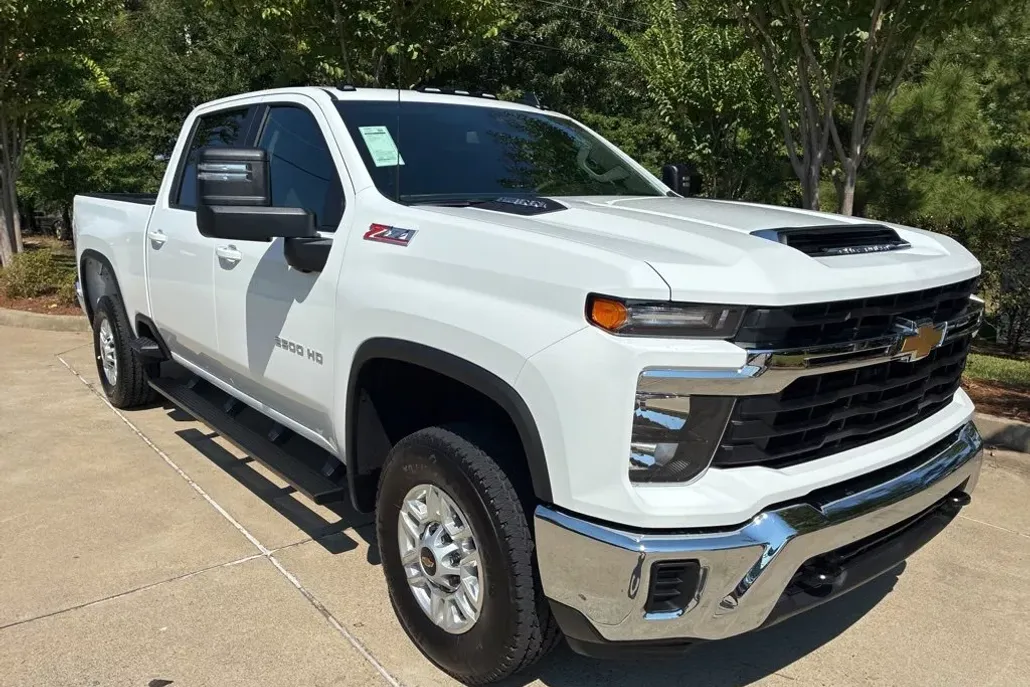 2026 Chevrolet Silverado 2500HD LT photo 1