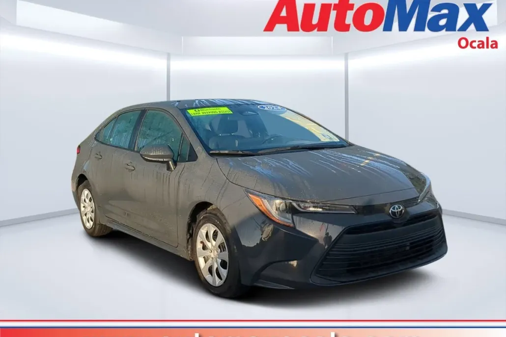 2024 Toyota Corolla LE photo 1