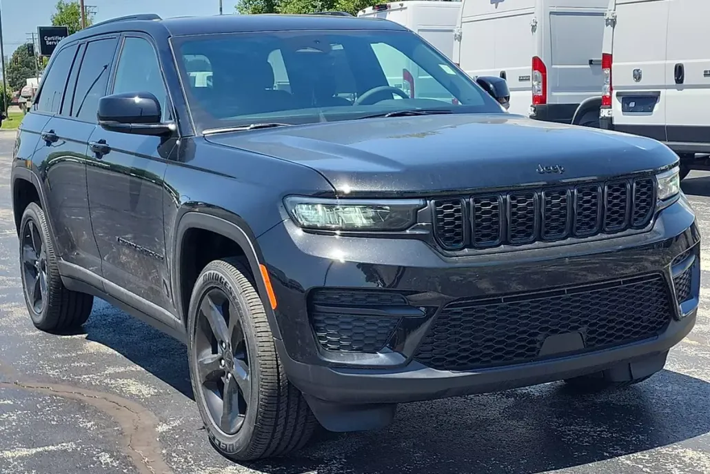 2025 Jeep Grand Cherokee Altitude photo 1