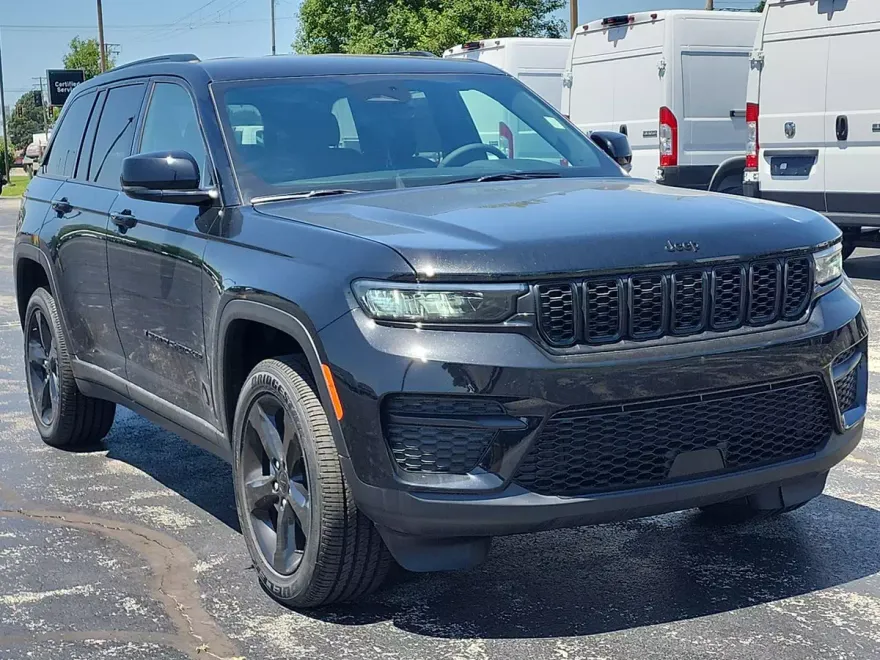 2025 Jeep Grand Cherokee Altitude photo 1