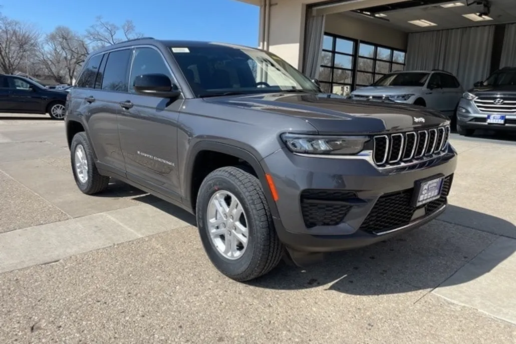 2025 Jeep Grand Cherokee Laredo photo 1