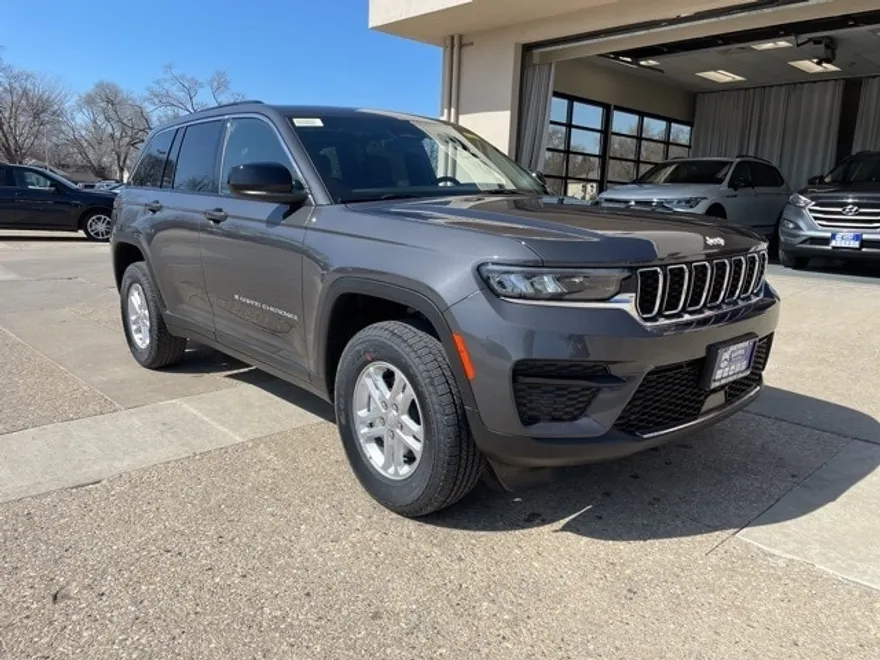 2025 Jeep Grand Cherokee Laredo photo 1