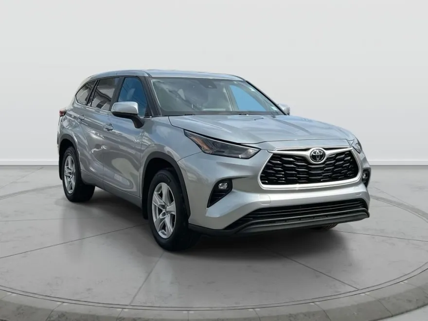 2023 Toyota Highlander LE photo 1