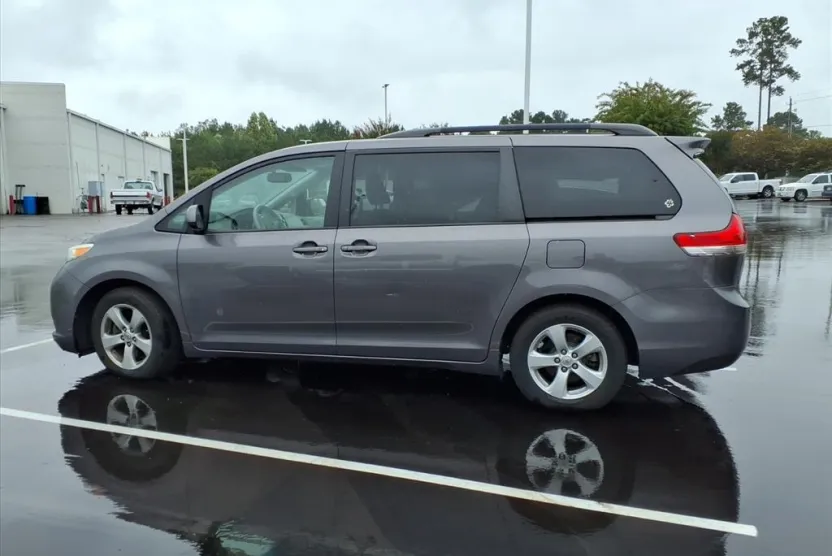 2014 Toyota Sienna LE photo 1