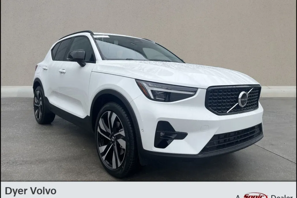 2025 Volvo XC40 photo 1