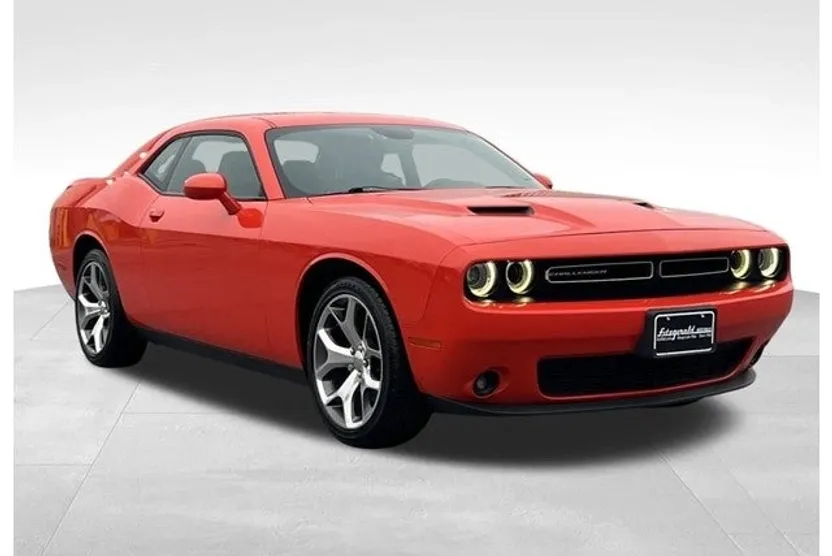 2016 Dodge Challenger SXT Plus photo 1