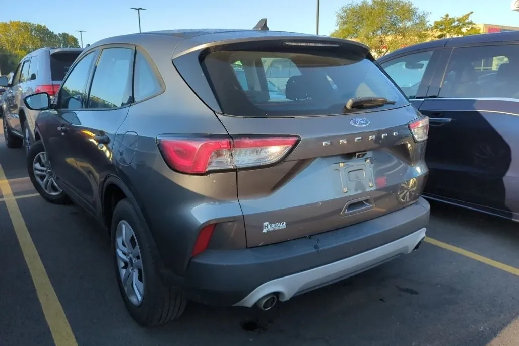 2022 Ford Escape S photo 1