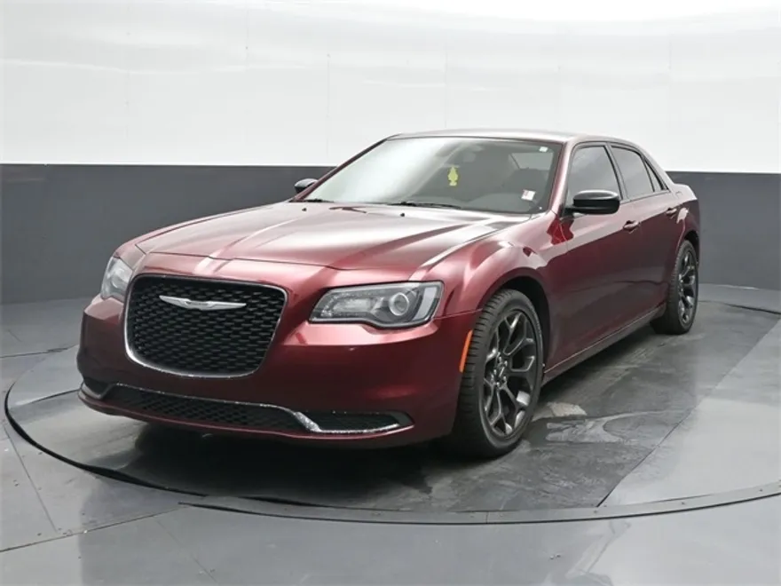 2019 Chrysler 300 Touring photo 1
