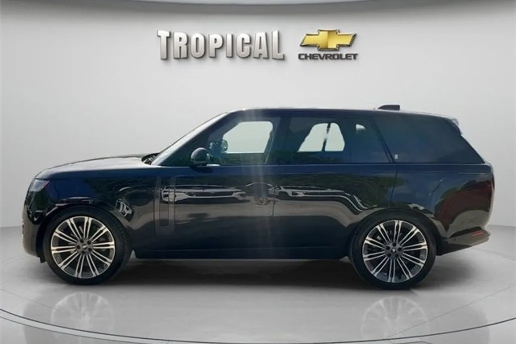 2023 Land Rover Range Rover SE photo 1