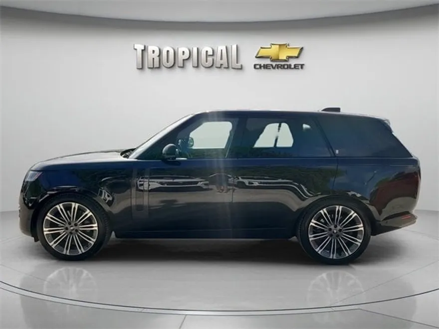 2023 Land Rover Range Rover SE photo 1