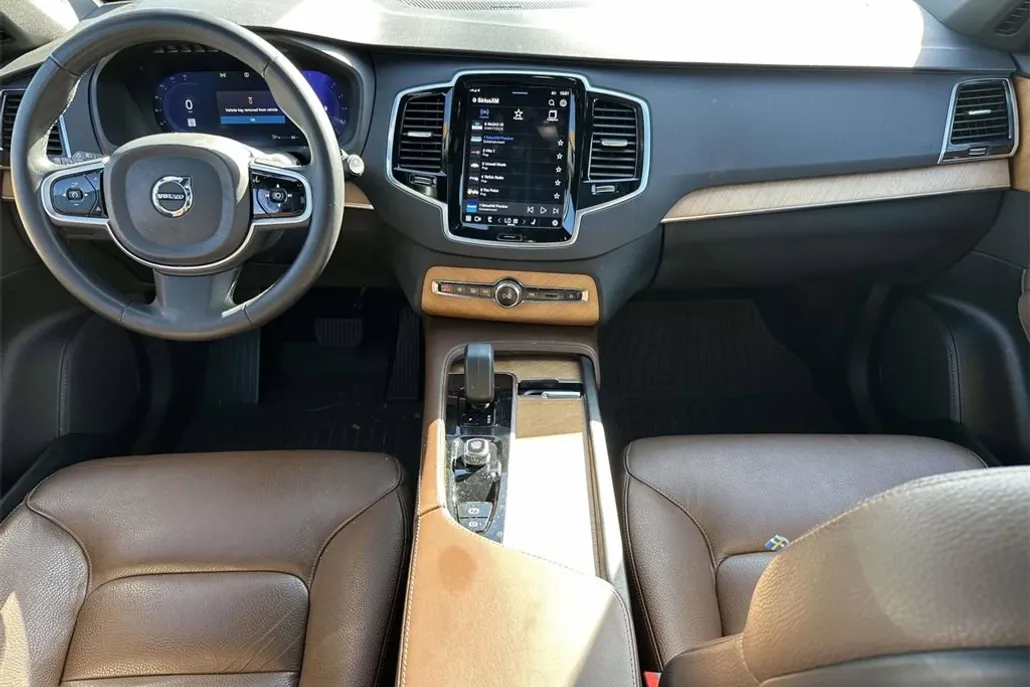 2023 Volvo XC90 Plus photo 1