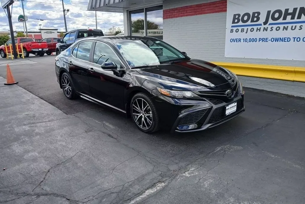 2023 Toyota Camry SE photo 1